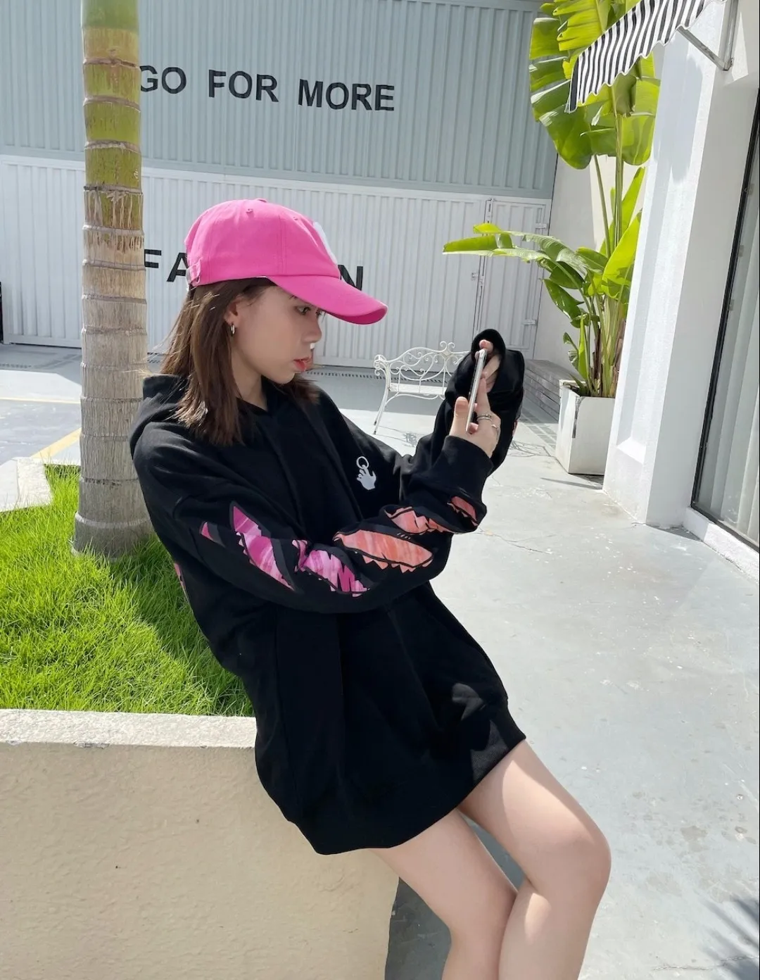 ♻️💯Upper body reference model picture❤️ Top tested version OFFWHITE OW marker purple orange graffiti arrow same style pure cotton loose pullover round neck zipper jacket sweatshirt for male and female couples The craftsmanship of this model can be said to be very difficult. There is a direct comparison between our home and many versions on the market. You can more clearly distinguish between good and bad just by looking at the prints. This printing uses Kornit's digital direct-injection process. The entire printing effect is like drawing lines with a marker pen. The imitation effect can achieve the same visual effect as the real thing. The main reason is that the color transition of this printing is too small, which makes it impossible to directly copy the pattern when scanning. The image must be manually enlarged more than 40 times, and then adjusted bit by bit to add a soft color (white) effect. The fabric is made of 480g large fish scale pure cotton terry dyed in a vat, which is a big launch and has a full drape. Full set of customized accessories, washed, labeled. Guaranteed to be the top product on the market.  Color: Black Size: XS-L Size Chart